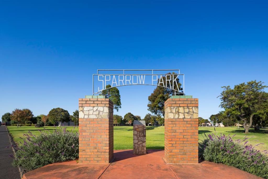The Pix - Industrial Chic At Its Best Geelong West Екстер'єр фото